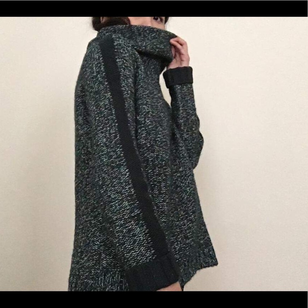THE LIMITED TURTLENECK